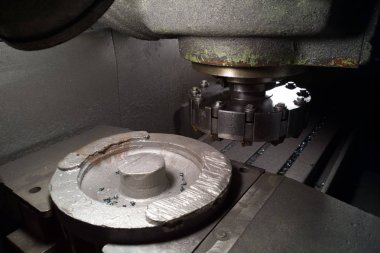 Seçici odaklama Noir aydınlatma tarzı çekim eski manuel freze makinesi