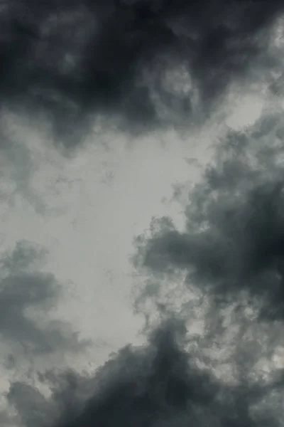 灰色传入的风暴云暗近垂直背景 — 图库照片