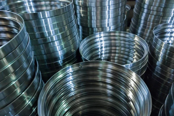 Fondo de fabricación industrial de columnas de anillos metálicos brillantes después de la operación de torneado CNC —  Fotos de Stock