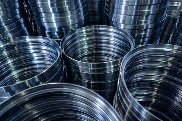 Industriële productie achtergrond van kolommen van glanzende metalen ringen na CNC draaien operatie — Stockfoto