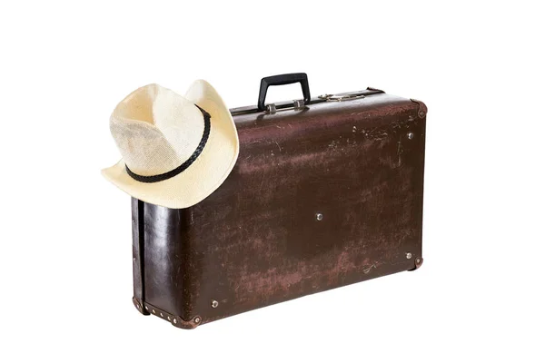 Vieja maleta de fibra marrón con sombrero aislado sobre fondo blanco — Foto de Stock