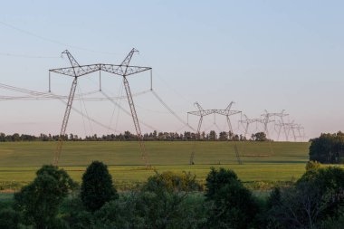 yaz akşamı sahada büyük elektrik hatları