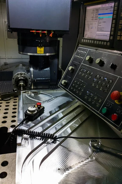 Processo de medição com sonda de toque de rubi na grande máquina de fresagem CNC no modo jog — Fotografia de Stock