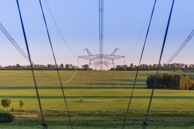 yaz akşamı sahada büyük güç hattı kuleleri