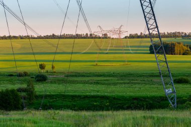 yaz akşamı sahada büyük güç hattı kuleleri