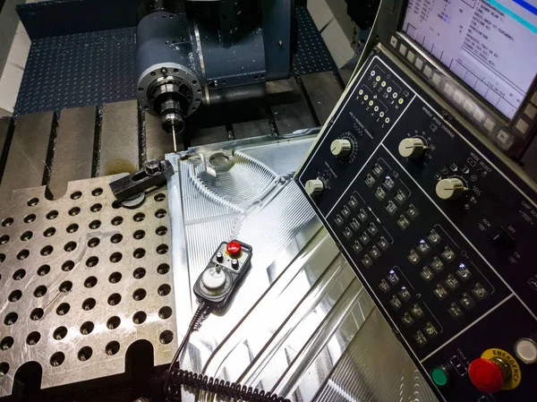 Měřicí proces s rubínovou dotykovou sondou na velkém CNC frézovací stroj v režimu osvěží — Stock fotografie