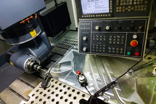 Proceso de medición con sonda táctil de rubí en fresadora CNC grande en modo jog —  Fotos de Stock