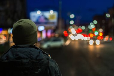 boke arka plan ile gece şehirde yabancı adam geri