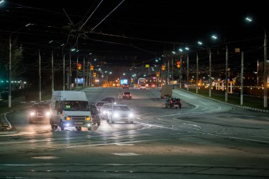 Tula, Rusya - 22 Nisan 2017: Köprü aydınlatmave raylarla sokakta karanlık gece kış trafiği