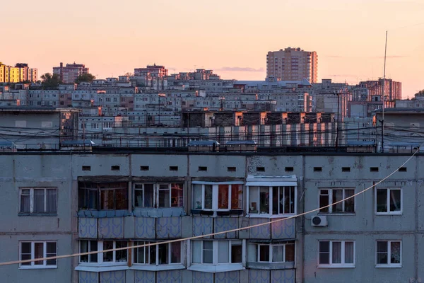 Rusya'da bir apartmanın pencereleri, çatıları ve cephesi