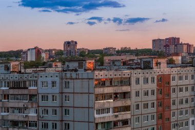 Rusya'da toplu apartmanların pencereleri, çatıları ve cephesi