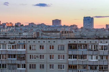 Rusya'da toplu apartmanların pencereleri, çatıları ve cephesi