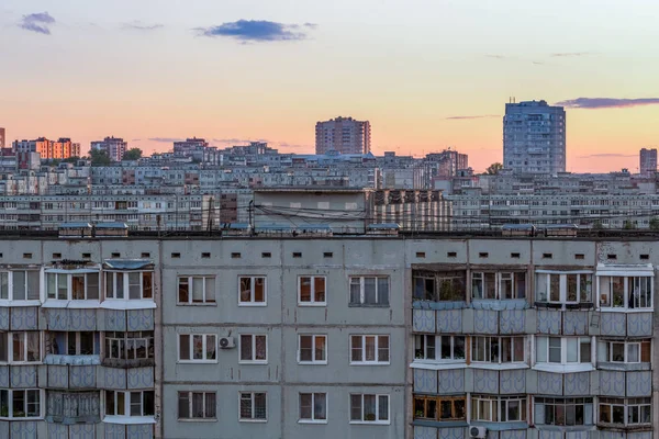 Rusya'da toplu apartmanların pencereleri, çatıları ve cephesi