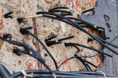 beton duvar closeup whit seçici odak üzerinde kesilmiş teller