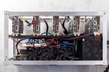 seçici odak ile duvarda yerli gpu cripto madencilik teçhizat