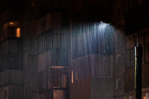 Лампа пост в дощові ночі з вибірковим фокусом і довгим розмиттям руху експозиції дощових крапель — стокове фото