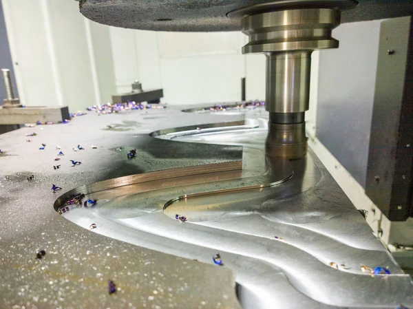 En process av CNC-fräsning av lagre tjockt stålpalte av böjd bana, selektiv fokusering med oskärpa teknik. — Stockfoto