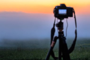 seçici odak ile yaz aylarında sisli sabah manzara çekim tripod siyah dijital kamera