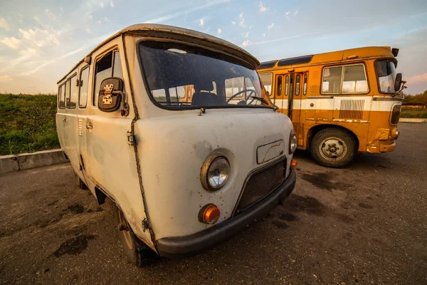 Vecchio minibus sovietico su rustico parcheggio serale estivo ultra grandangolare — Foto Stock