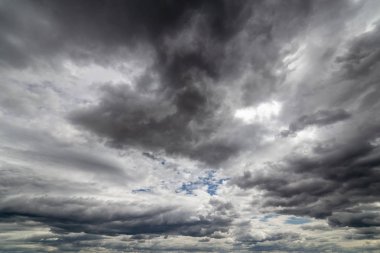 kıta Avrupa'da temmuz gün ışığında yağmur dan önce geniş açılı cloudscape