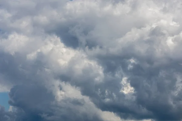 Gris nuages orage entrant sombre gros plan toile de fond — Photo