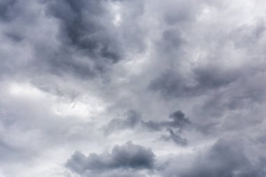 Gri fırtına bulutları. Koyu yakın plan.