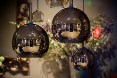 Modern ayna yuvarlak altın kapalı avize bir çift. Seçici odak ile Kabarcık metal altın gölge kolye.