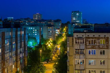 Yaz gecesi Rusya'da toplu bir apartmanın pencereleri, çatıları ve cephesi.