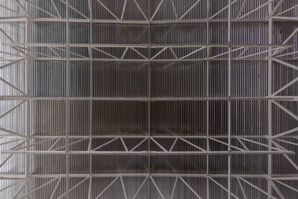 Промышленный потолок с профилированным листом и балкой системы плоский фон . — стоковое фото