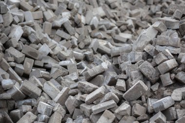 Seçici odaklı sökülmüş gri kaldırım tuğlaları yığını