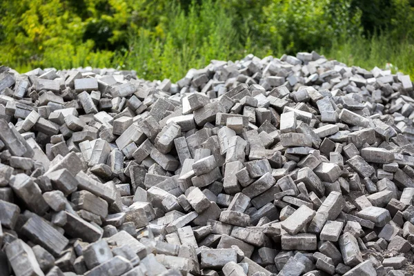 Montón de ladrillos de pavimento gris desmontados con enfoque selectivo —  Fotos de Stock