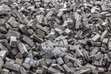 Seçici odaklı sökülmüş gri kaldırım tuğlaları yığını