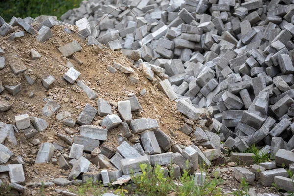 Pilha de tijolos de pavimento cinza desmontados com foco seletivo — Fotografia de Stock