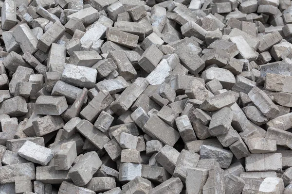 Pilha de tijolos de pavimento cinza desmontados com foco seletivo — Fotografia de Stock