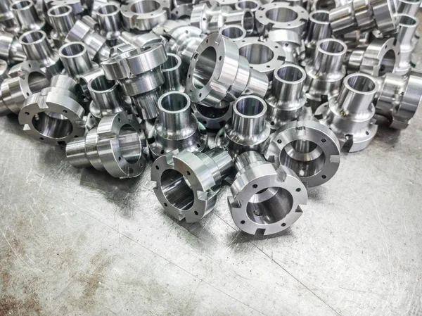 Piezas de acero brillante después de torneado CNC, perforación y mecanizado en la superficie de acero con enfoque selectivo . —  Fotos de Stock