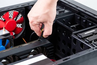 seçici odakile kişisel bilgisayar donanımı bakımı sırasında ekran kartına aux güç konektörü takma