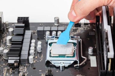 el pc anakart merkezi işlemci ünitesi üzerinde gri termal gres uygular - seçici odak ile closeup