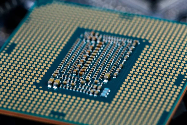 Achterzijde van moderne LGA 1151v2 centrale processoreenheid-close-up met selectieve fcus en Blur — Stockfoto