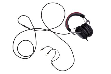 düz döşeme kompozisyon beyaz arka plan izole tüm tel ile kablolu siyah oyun kulaklık