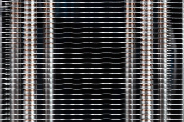 Абстрактный тепловой радиатор вблизи. Современный раковина башни с тепловыми трубами внутри крупным планом макросъемки с избирательным фокусом — стоковое фото