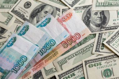 Rus rublesi ve Amerikan doları banknotları seçici odaklı yakın plan.