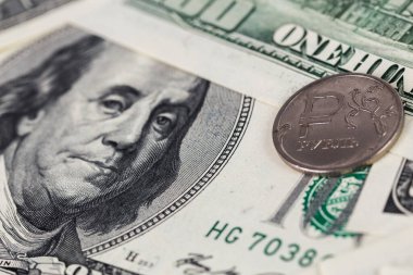 Rus Rublesi üzerimizde. Dolarla yakın plan seçici odaklı.