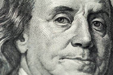 Ben Franklin 'in eski 100 dolar banknotunun kabartma portresi.