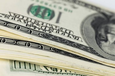 Çarpık bir yığın eski Amerikan doları banknotları. Yakın çekim.