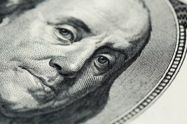 Ben Franklin 'in sıkıcı portresinin yakın bir görüntüsü. Eski 100 dolar banknot.