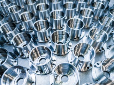 Bir grup parlak metal cnc havacılık parçaları üretimi - endüstriyel arka plan için seçici odaklı yakın çekim