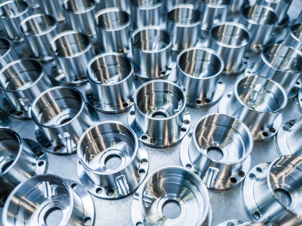 Bir grup parlak metal cnc havacılık parçaları üretimi - endüstriyel arka plan için seçici odaklı yakın çekim