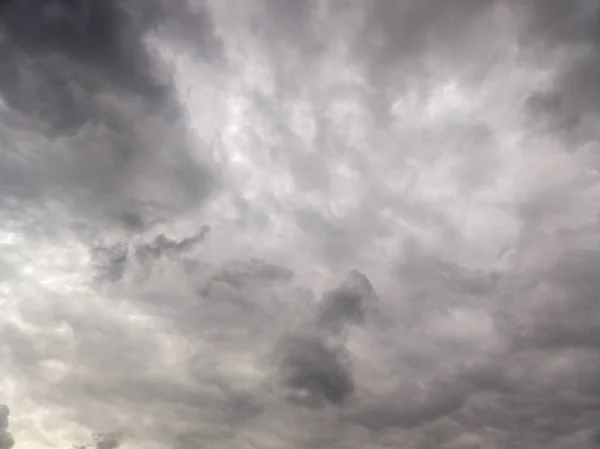 Graue breite Gewitterwolken Hintergrund, Blick nach oben — Stockfoto