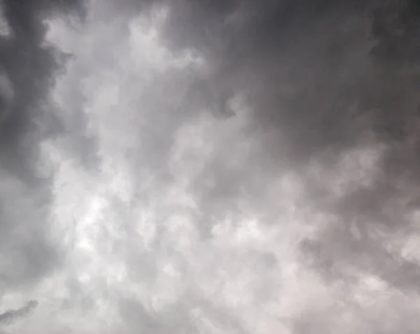 Grauer Sommer breite Gewitterwolken Hintergrund, Blick nach oben — Stockfoto