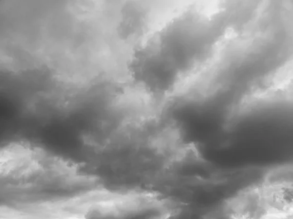 Graue hereinkommende Gewitterwolken Hintergrund, Blick nach oben — Stockfoto